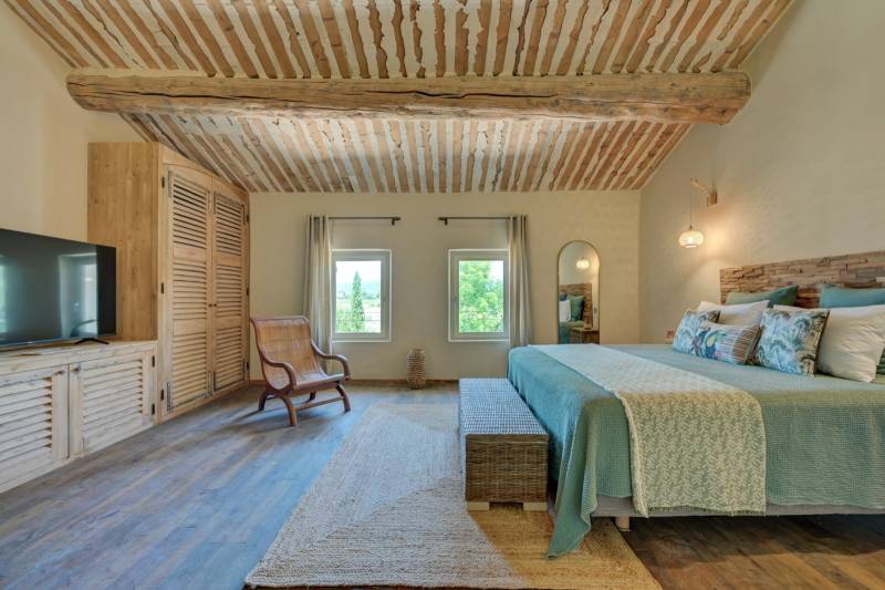 A la vente, bastide et corps de ferme rénovés avec dépendances, sur plus de 4,3 hectares, à proximité de Roussillon et de Bonnieux