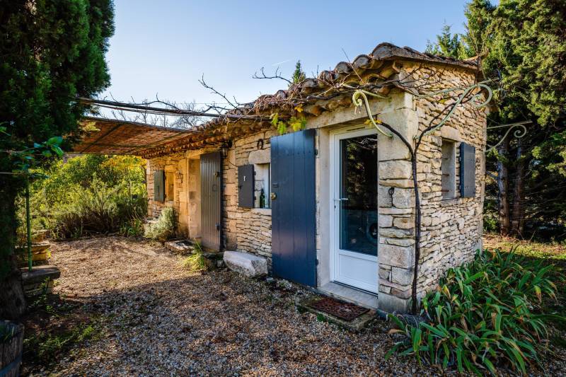 A Gordes, propriété d’agrément au calme sur 2,4 hectares avec dépendances, espaces pour chevaux, piscine et oliveraie.