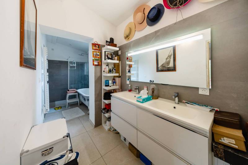 A la vente à L’Isle-sur-la-Sorgue, charmante villa rénovée avec cheminée en pierre et piscine au calme, en bordure de ville.