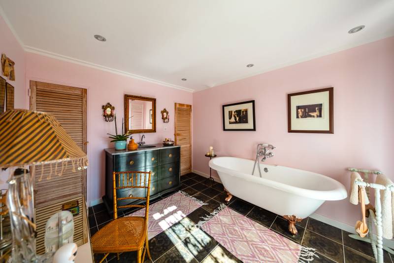 Au cœur de Cabrières-d’Avignon, à vendre, élégante maison de maître rénovée d’environ 300 m² avec de beaux volumes et des matériaux anciens préservés.