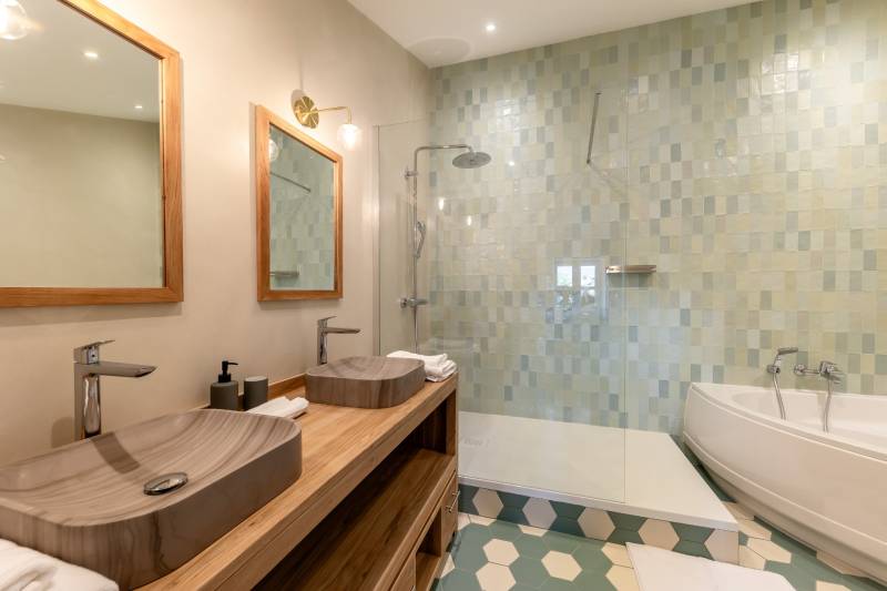 Au pied de Gordes, Mas rénové de 350 m² au pied de Gordes, alliant charme provençal et prestations haut de gamme.