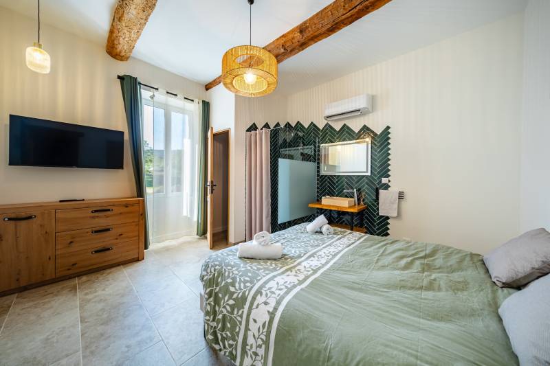 Propriété à fort potentiel au pied du village de Bonnieux sur 20 ha avec vues panoramiques sur les villages perchés.