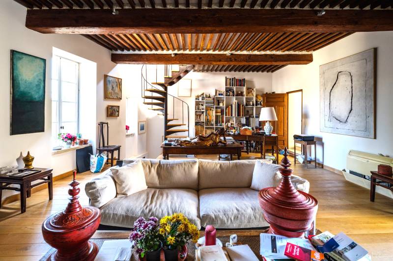 Dans le village de Cabrières-d'Avignon, maison de maître historique en pierre de taille avec piscine et jardin près du château.