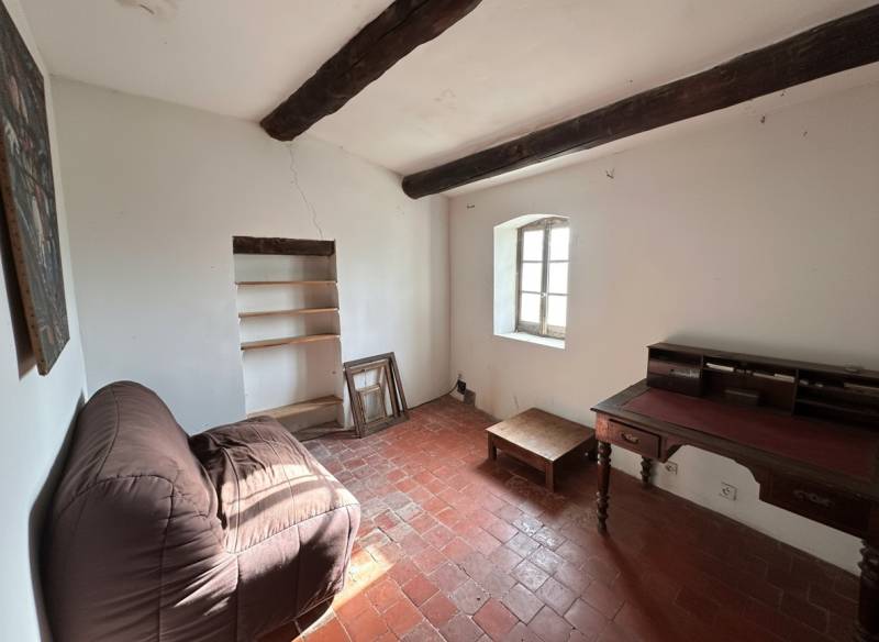 À quelques minutes des villages emblématiques du Luberon, dans le village d'Oppède, authentique ferme en U à rénover.