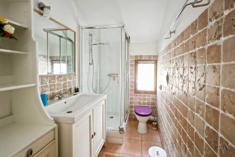 A L’Isle-sur-la-Sorgue, quartier Saint-Antoine, à vendre, maison ancienne rénovée sur 2500 m² avec gîte indépendant, piscine en copropriété et vues dégagées.