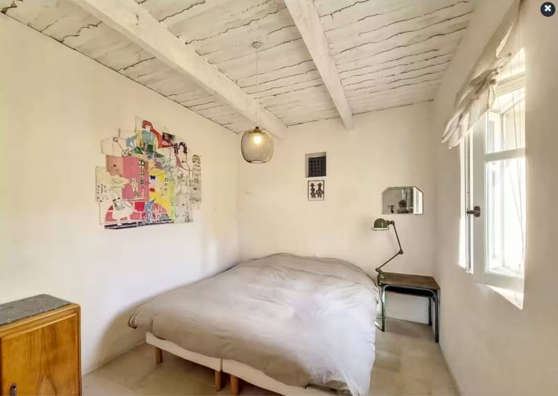 Entre Robion et Cavaillon, mas rénové au calme, comprenant 8 chambres dont une suite de 60 m² et deux gîtes indépendants, avec piscine et pool house.