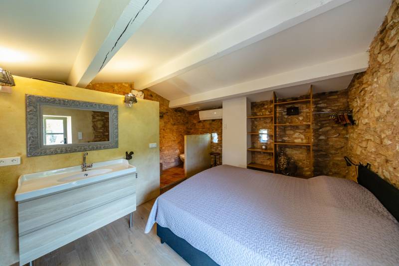 A la vente à Saignon, authentique bergerie restaurée, en pierres, avec piscine et superbe vue sur le Luberon.