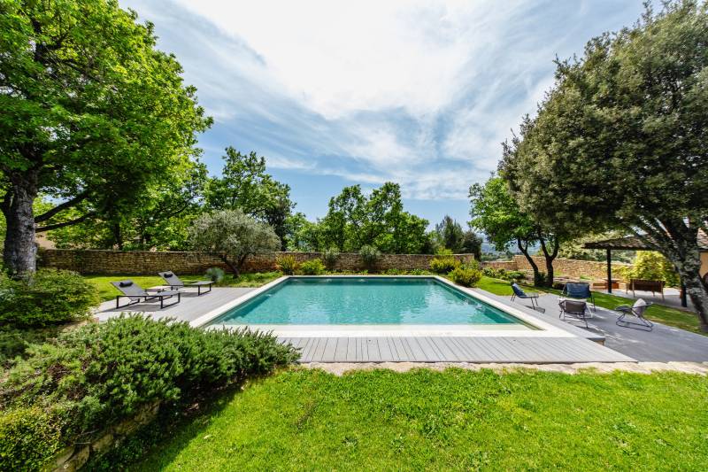 Propriété contemporaine au cœur du Luberon avec piscine, pool house et dépendance sur 2400 m², bénéficiant d'une vue exceptionnelle sur Lacoste.