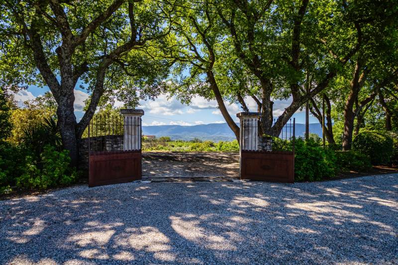 Charmante propriété dans un écrin de nature préservée et vue sur le Luberon à la vente à Gordes.