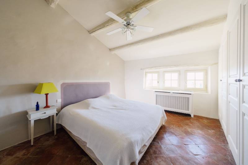 Exceptionnelle propriété avec appartement indépendant, piscine et dépendances sur terrain paysagé de 3500 m² avec vues dégagées.
