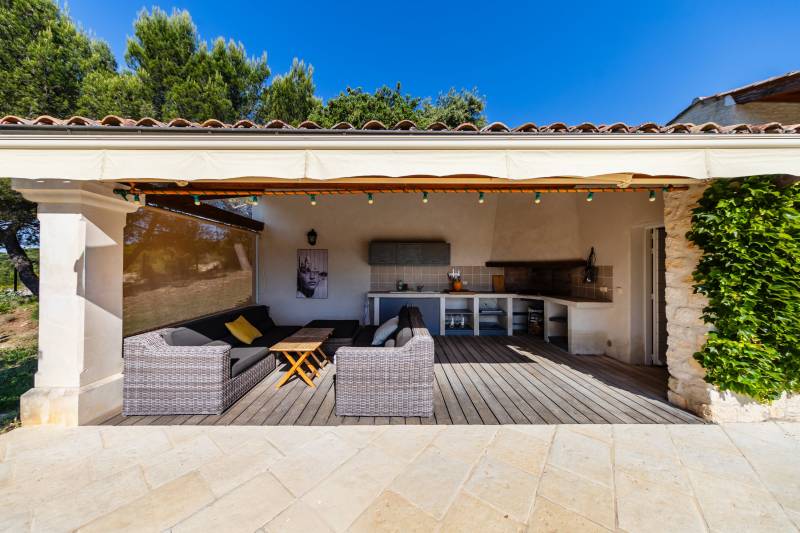 En exclusivité - Elégante propriété d'agrément en pierre de 248 m² offrant une vue panoramique exceptionnelle sur le Luberon proche de Gordes.