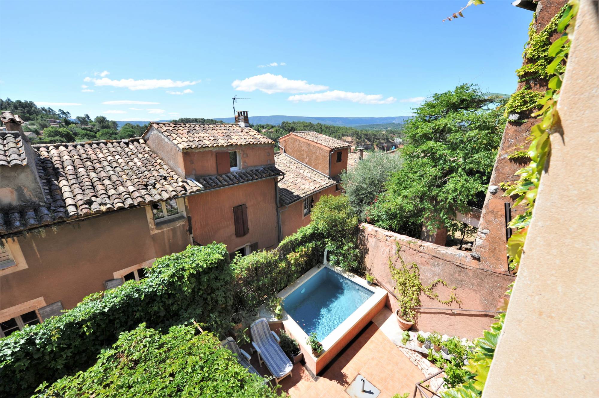 Roussillon : Maison de village du XIXème avec bassin et garage   