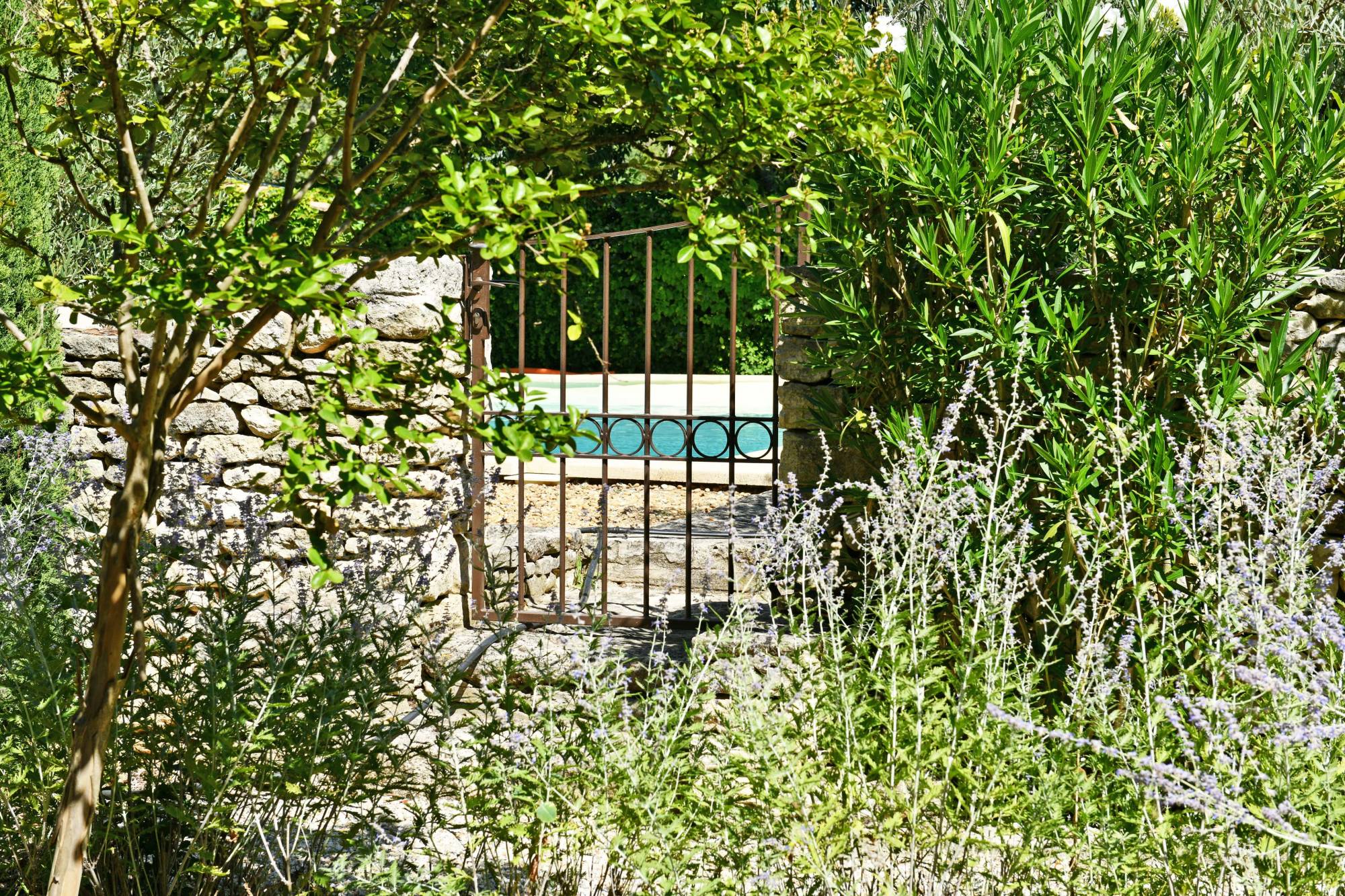 Gordes : maison du XIXème en pierre avec gîtes et piscine   