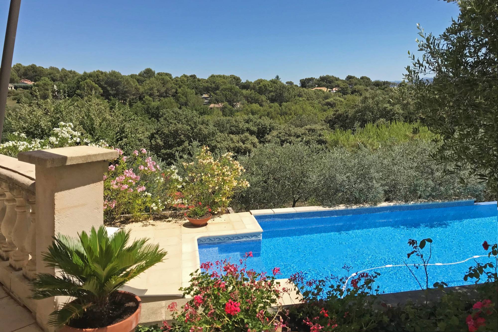 Maison avec vue et piscine en position dominante   