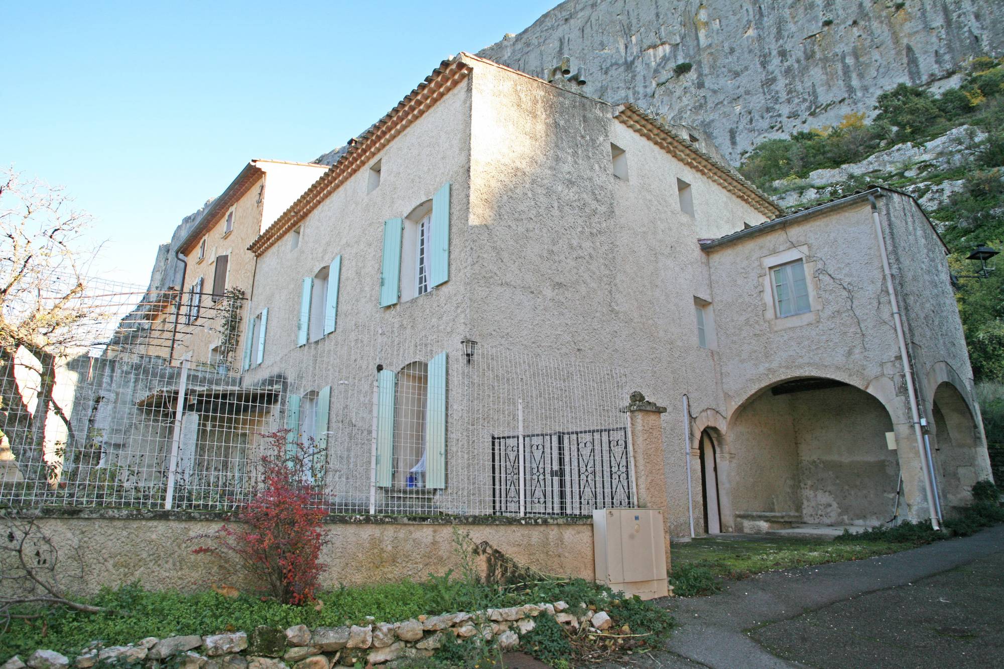 Lioux, maison de village avec jardin   