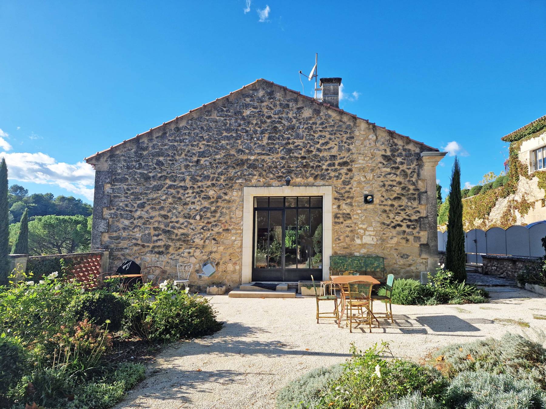 TRES BELLE MAISON DE VILLAGE DES ANNEES 30 AVEC JARDINS, PISCINE ET VUE   