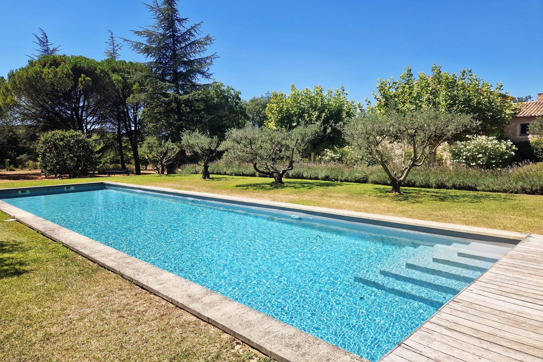 Proche Bonnieux, très beau mas XVIIIème rénové sur plus de 2 hectares de terrain avec piscine   