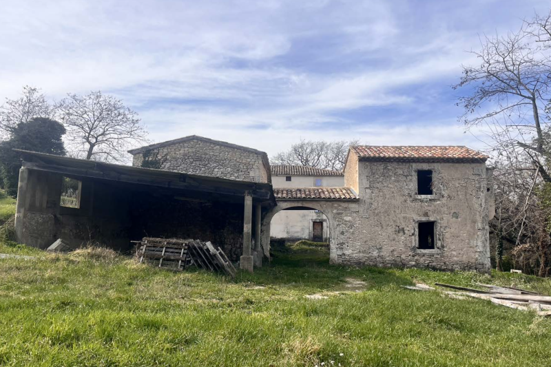 À proximité du village de Lacoste, à vendre, propriété ancienne à rénover entièrement, avec permis accordé pour une réhabilitation totale sur un terrain de plus de 7 ha.