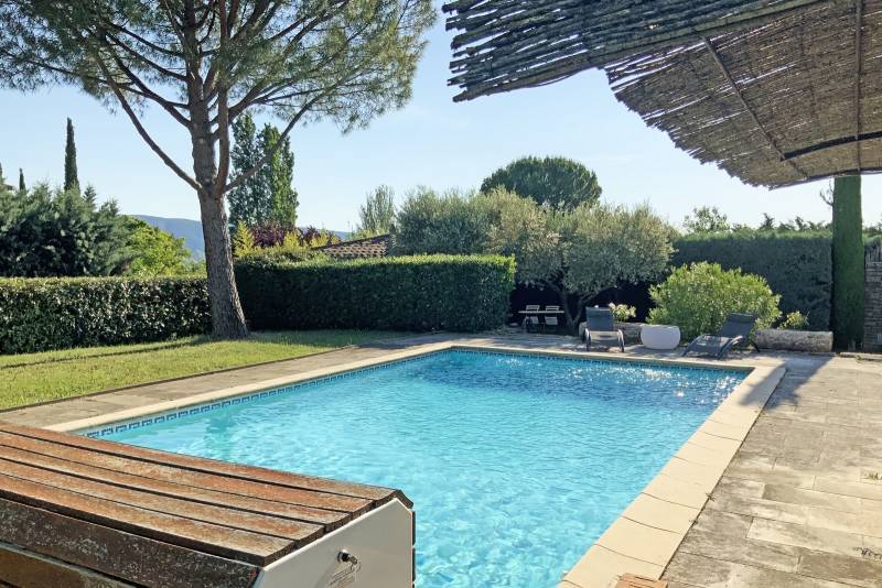 A la vente, maison de hameau avec piscine et vue sur le Luberon dans un environnement calme entre Gordes et Ménerbes.