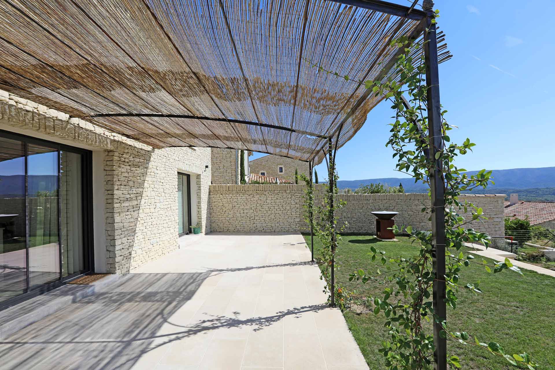 Auvent avec vue panoramique sur le Luberon en Provence dans propriété de prestige en pierres de Gordes en vente chez Rosier