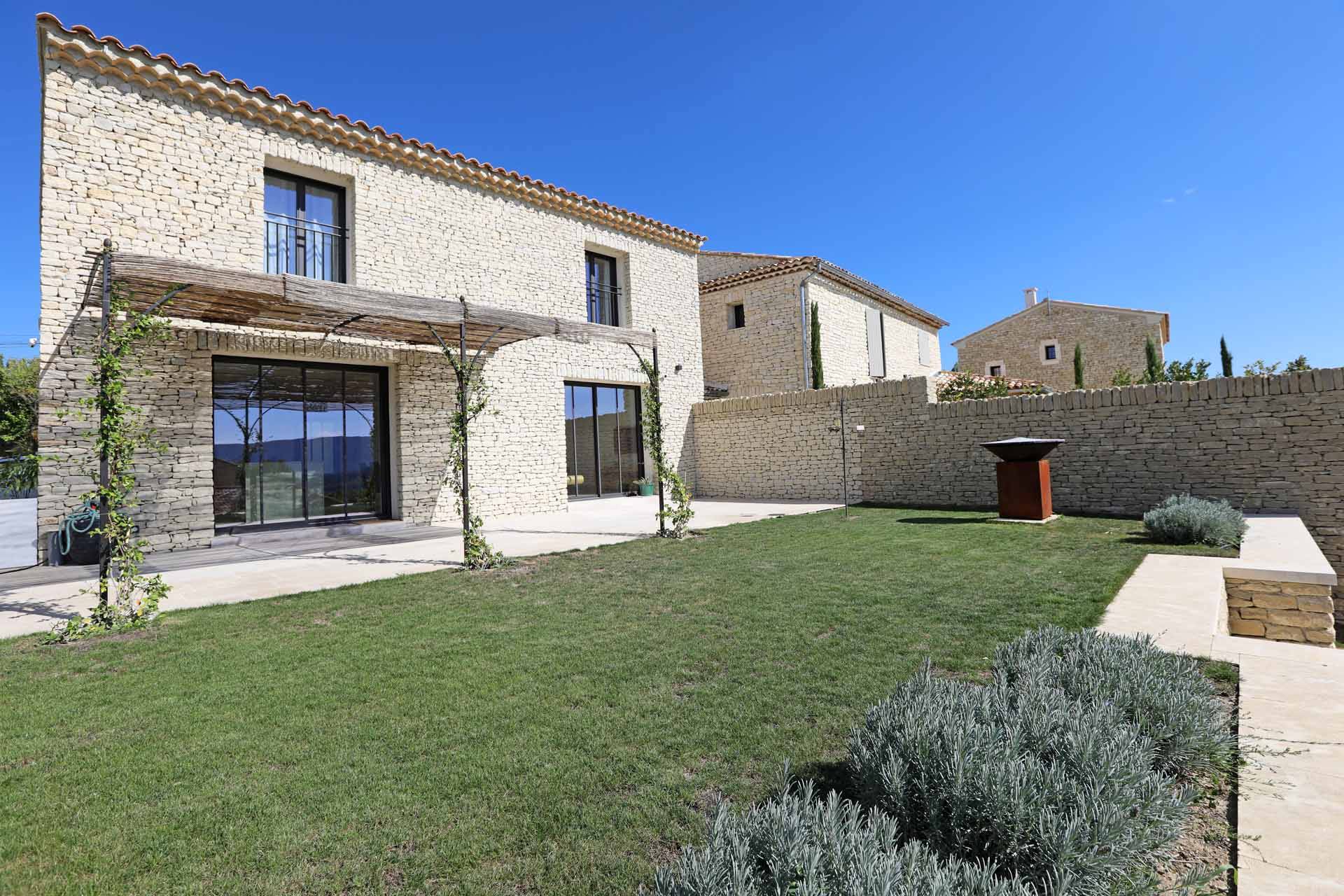 Maison en pierre de Gordes sur terrain avec vue panoramique en Luberon Provence