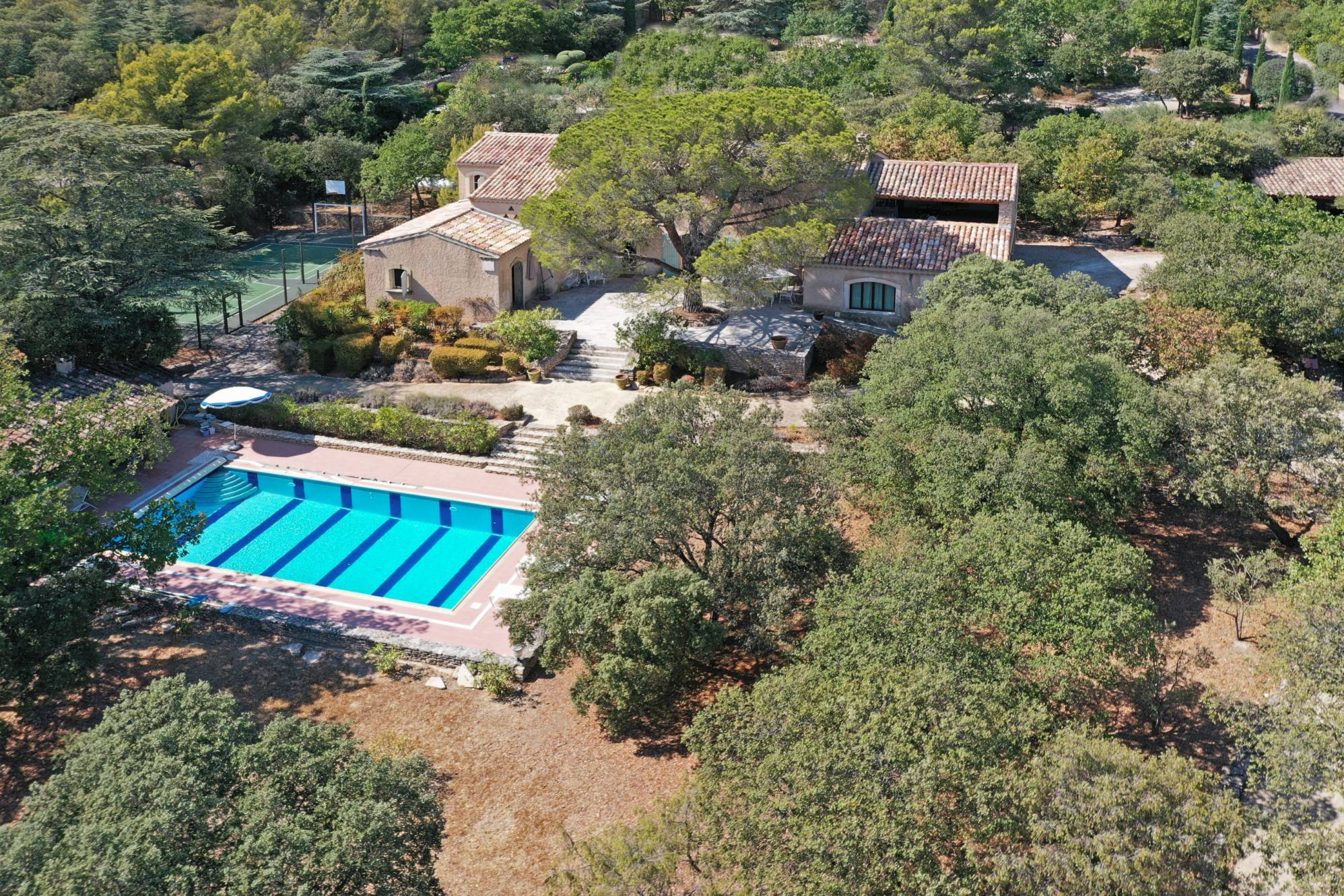 Exclusivité proche Gordes : bastide moderne en bordure de village   