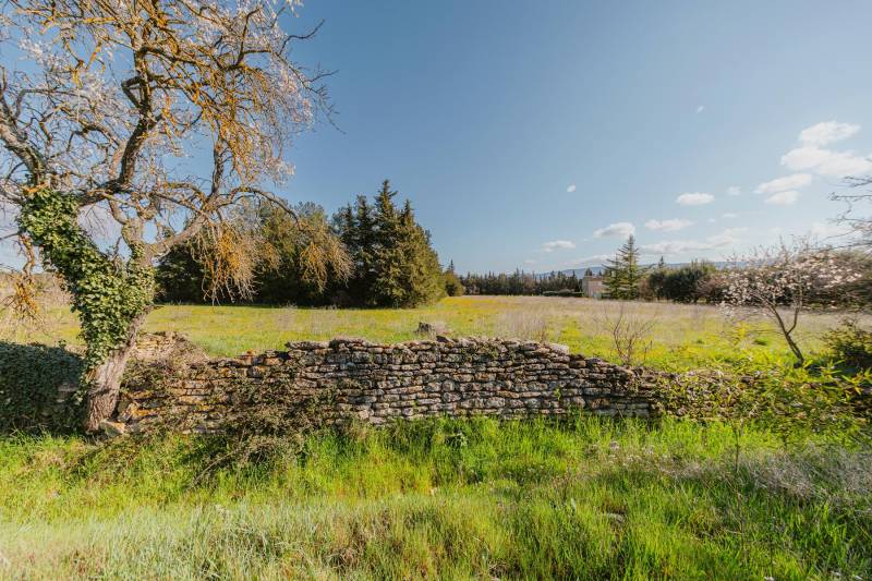 Terrain constructible d'une surface de plus de 6000 m² à Gordes proche de toutes commodités sans aucune nuisance.