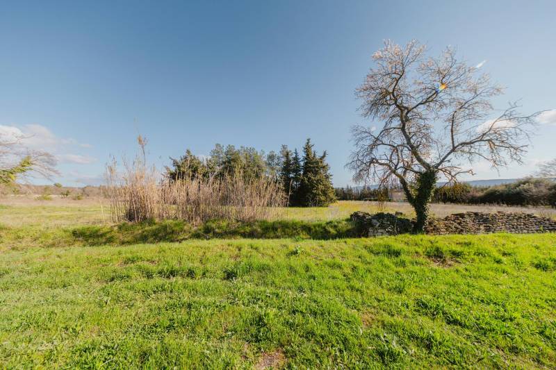 Terrain constructible d'une surface de plus de 6000 m² à Gordes proche de toutes commodités sans aucune nuisance.