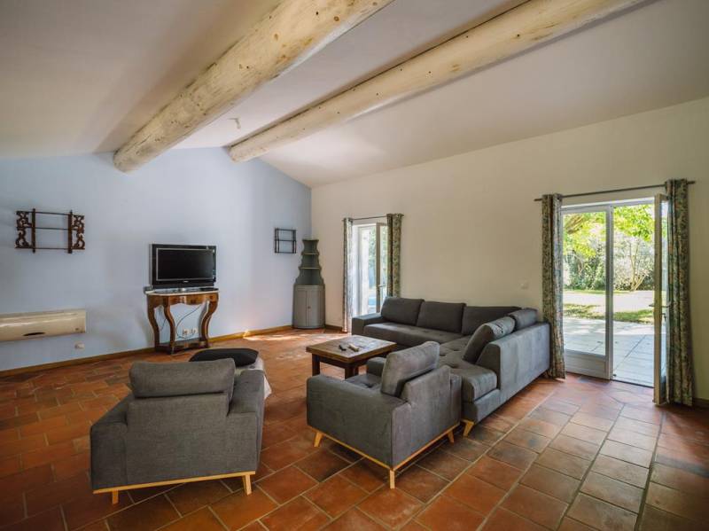 A Gordes, maison en pierres avec piscine à quelques minutes du centre sur un terrain clos et paysagé