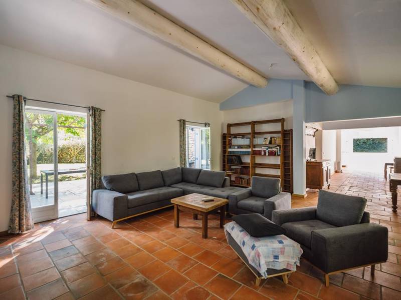 A Gordes, maison en pierres avec piscine à quelques minutes du centre sur un terrain clos et paysagé