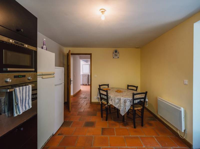 A Gordes, maison en pierres avec piscine à quelques minutes du centre sur un terrain clos et paysagé