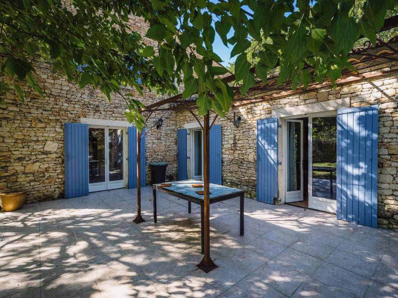 A Gordes, maison en pierres avec piscine à quelques minutes du centre sur un terrain clos et paysagé