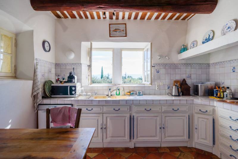 A la vente, Cabrières-d’Avignon, maison en pierres en position dominante avec terrain paysagé offrant de belles vues sur le Luberon.