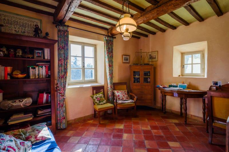 A la vente, Cabrières-d’Avignon, maison en pierres en position dominante avec terrain paysagé offrant de belles vues sur le Luberon.