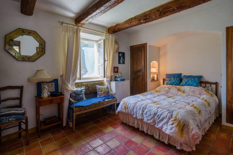 A la vente, Cabrières-d’Avignon, maison en pierres en position dominante avec terrain paysagé offrant de belles vues sur le Luberon.
