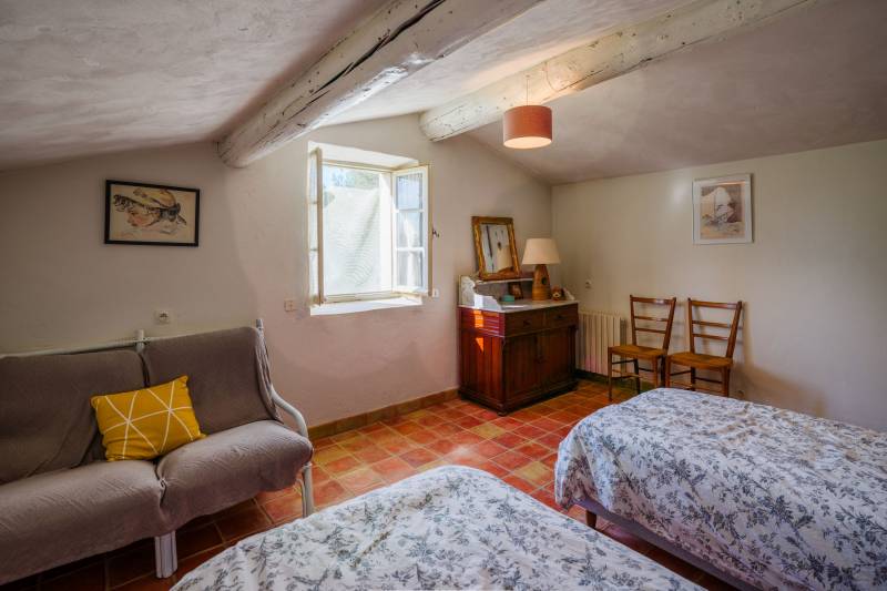 A la vente, Cabrières-d’Avignon, maison en pierres en position dominante avec terrain paysagé offrant de belles vues sur le Luberon.