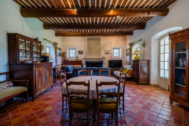 A la vente, Cabrières-d’Avignon, maison en pierres en position dominante avec terrain paysagé offrant de belles vues sur le Luberon.