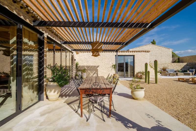 A la vente : dans un hameau de Gordes, ancienne bergerie rénovée avec jardin, bassin de nage et terrasse bénéficiant d'une vue sur le Luberon.