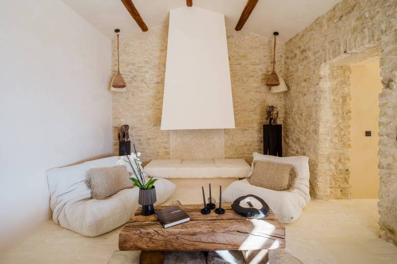 Murs en pierres pour la rénovation d'un mas en Provence