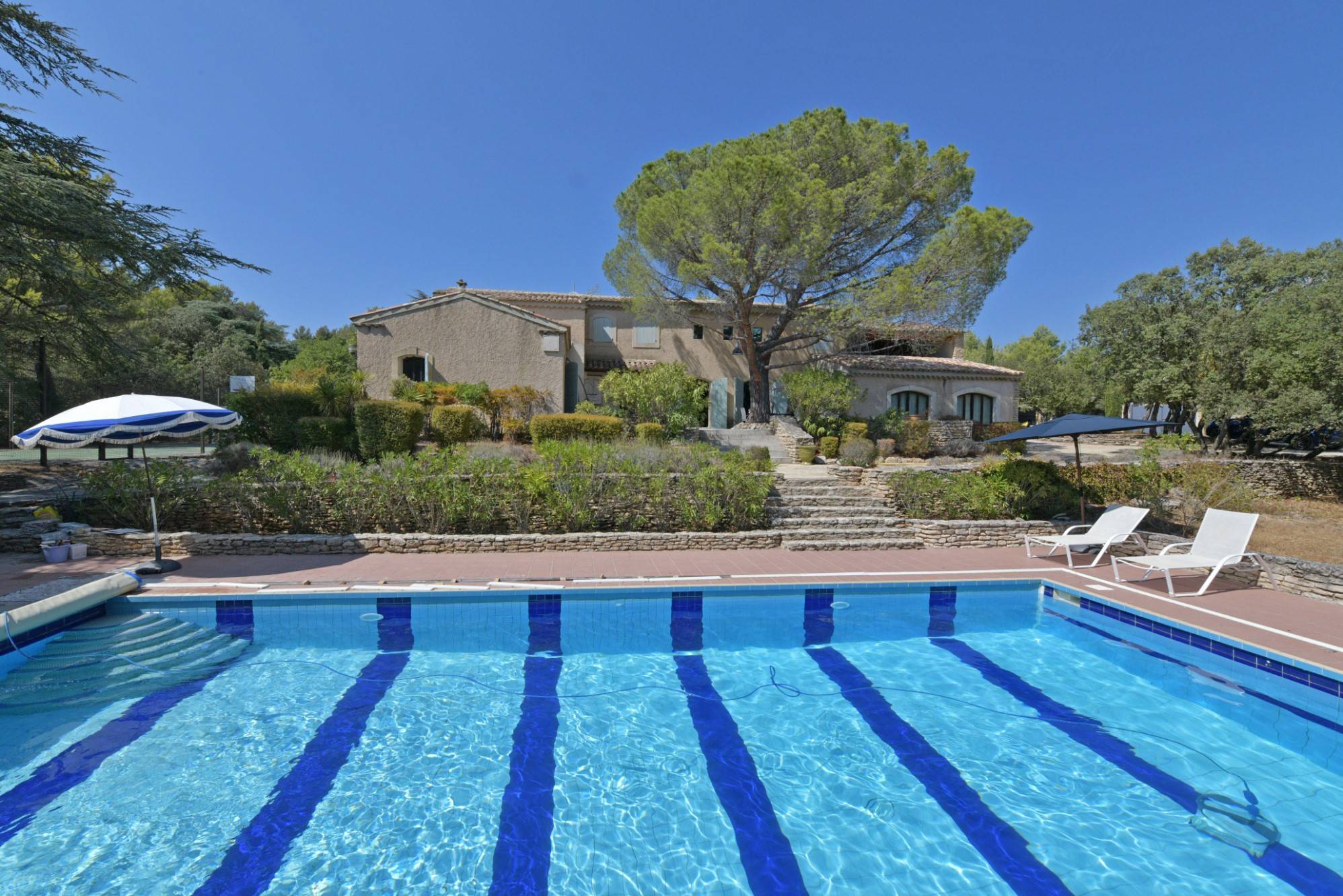 Exclusivité proche Gordes : bastide moderne en bordure de village   