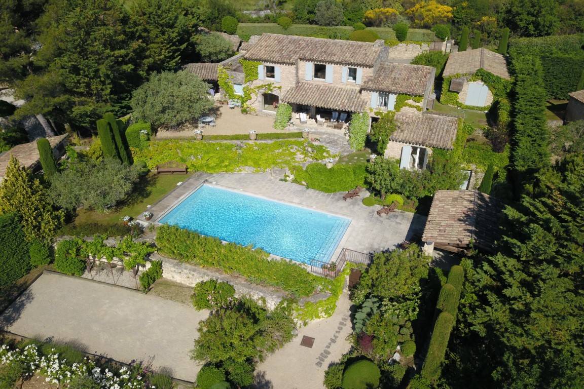 Gordes, maison avec vue imprenable sur toute la vallée du Luberon.   