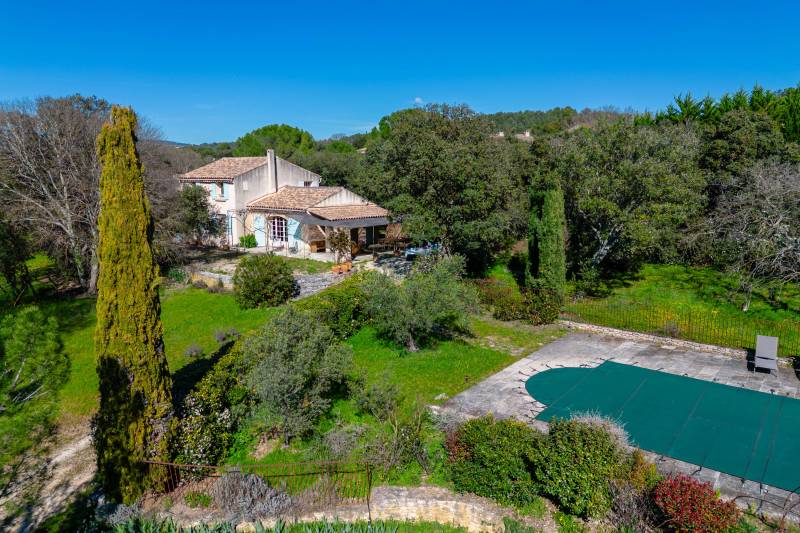 Proche de Gordes, à la vente, maison de construction traditionnelle sur un terrain de 7 700 m² dans un environnement paisible.