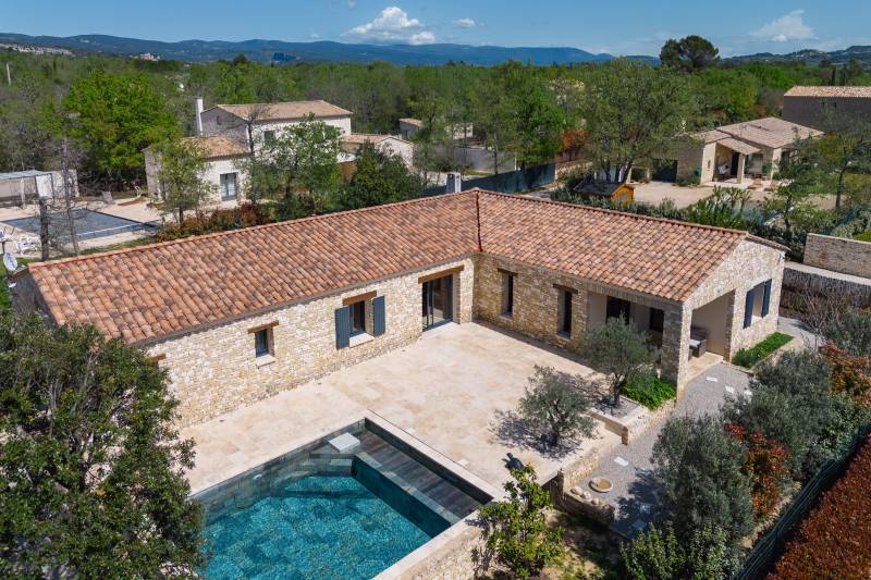 A la vente à Gordes, maison de plain-pied en pierre avec piscine et garage dans quartier résidentiel calme.