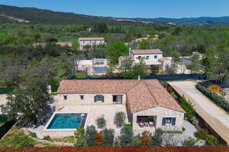 A la vente à Gordes, maison de plain-pied en pierre avec piscine et garage dans quartier résidentiel calme.