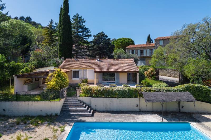 Au cœur du village de Lacoste maison des années 50 avec 5 chambres, piscine et très belle vue sur Bonnieux.