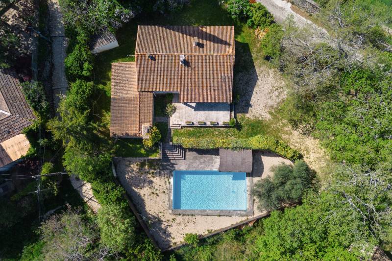 Au cœur du village de Lacoste maison des années 50 avec 5 chambres, piscine et très belle vue sur Bonnieux.