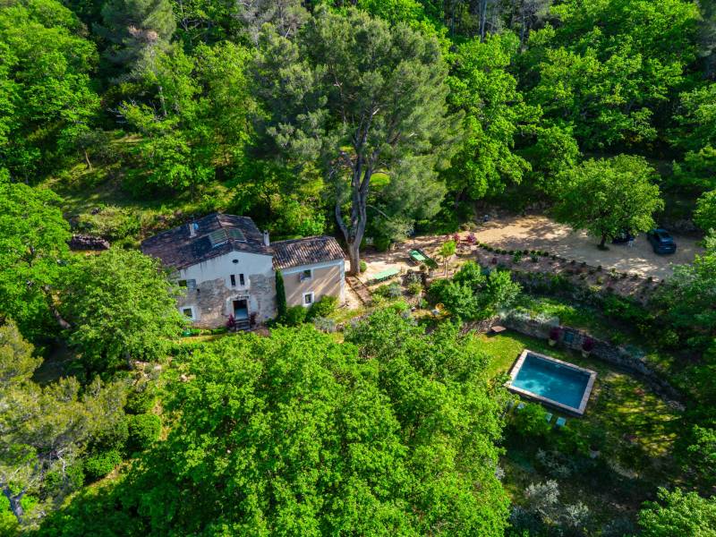 Superbe bergerie rénovée avec vue panoramique sur Gordes et les Monts du Vaucluse, terrain de 2 hectares avec bassin de nage.