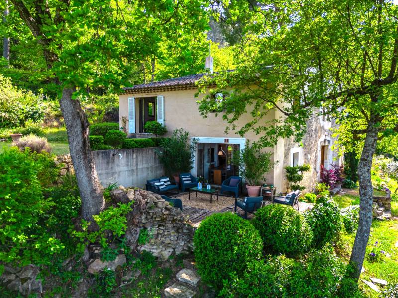 Superbe bergerie rénovée avec vue panoramique sur Gordes et les Monts du Vaucluse, terrain de 2 hectares avec bassin de nage.