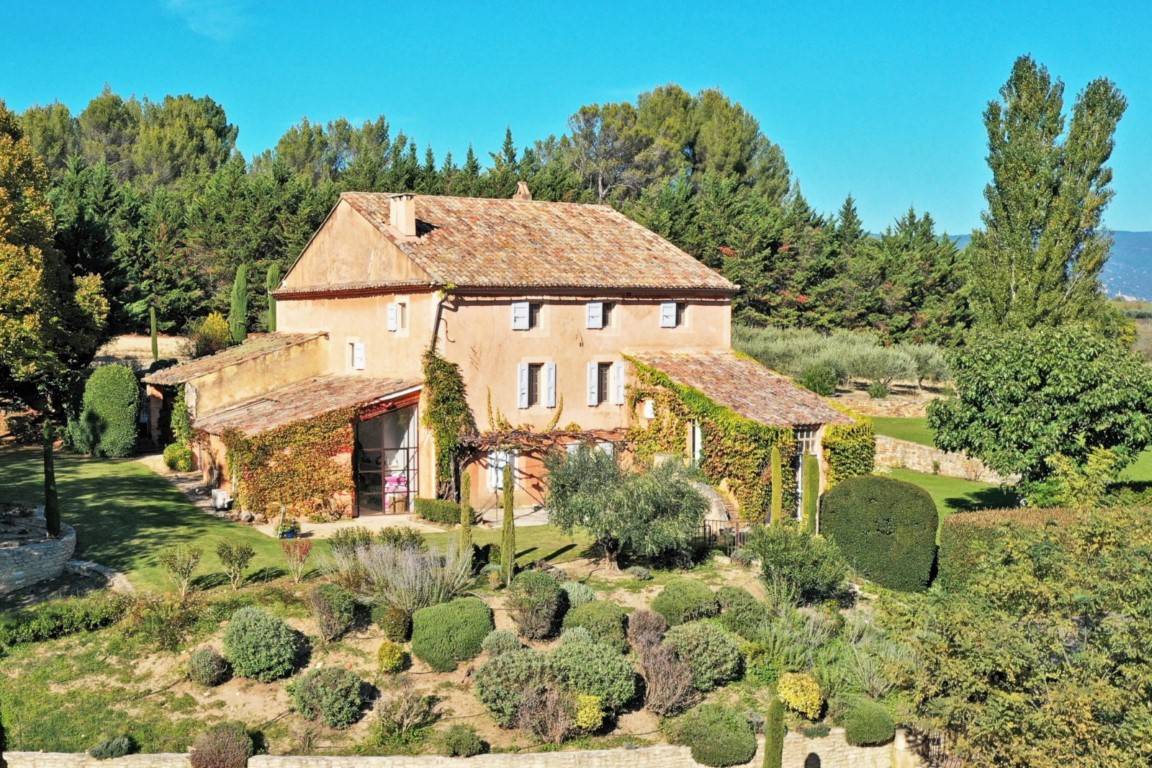superbe bastide sur  près de 13 hectares à deux pas du village de Roussillon    