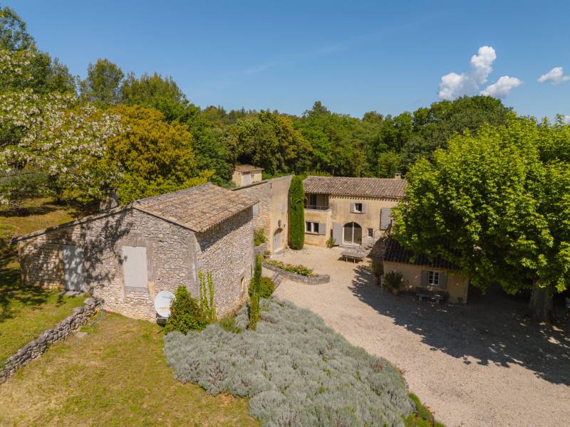 Exclusivité dans le Luberon, superbe mas entièrement rénové et exposé plein sud avec piscine sur un terrain d'1,5 hectares.